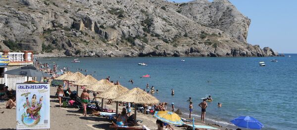 Vacationers on a beach in Sudak, Crimea. - Sputnik International