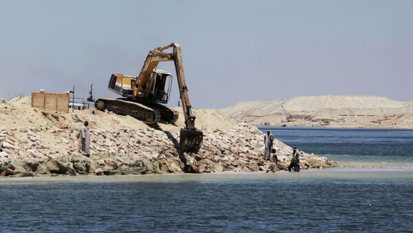 A bulldozer works on the new section of the Suez Canal in Ismailia, Egypt, Wednesday, July 29, 2015 - Sputnik International