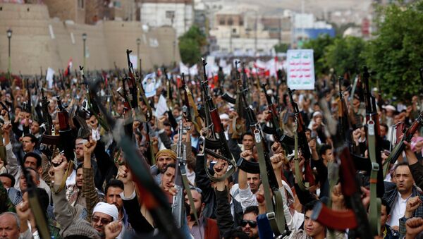 Shiite rebels known as Houthis hold up their weapons as they chant slogans during a rally against Saudi-led airstrikes in Sanaa, Yemen. - Sputnik International