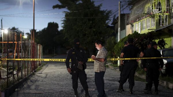 Policemen guard the crime scene where five men were murdered at a soccer field in Cuscatancingo, El Salvador August 2, 2015 - Sputnik International