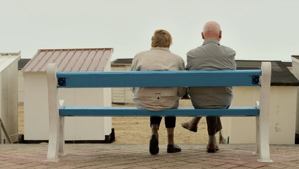 This picture taken on July 16, 2015 shows a couple of elderly people sitting on a bench in Calais, northern France - Sputnik International