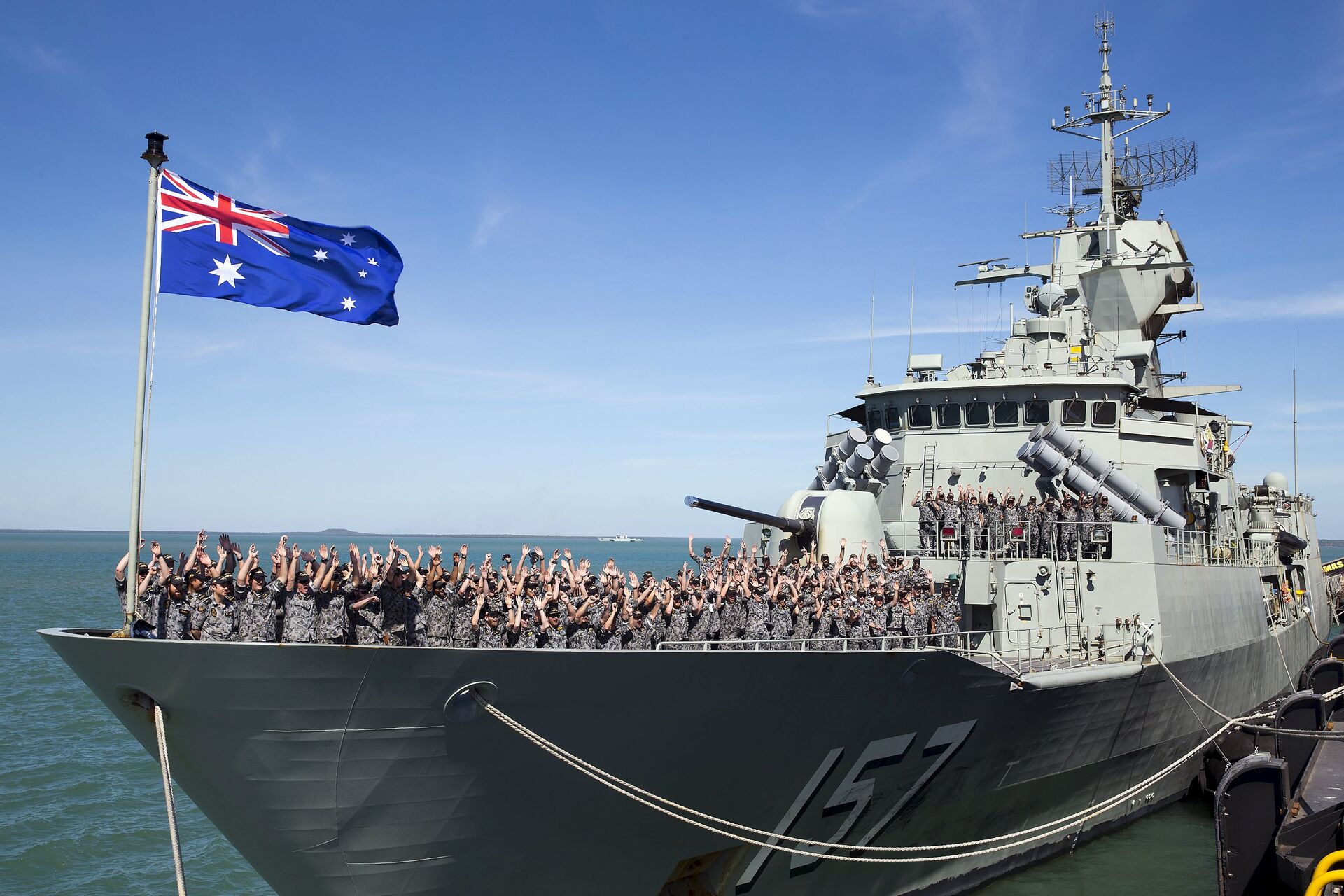 The crew of the Royal Australian Navy Anzac class frigate HMAS Perth cheer as they arrive at the Northern Australian city of Darwin in this picture taken on July 3, 2015 - Sputnik International, 1920, 21.01.2022