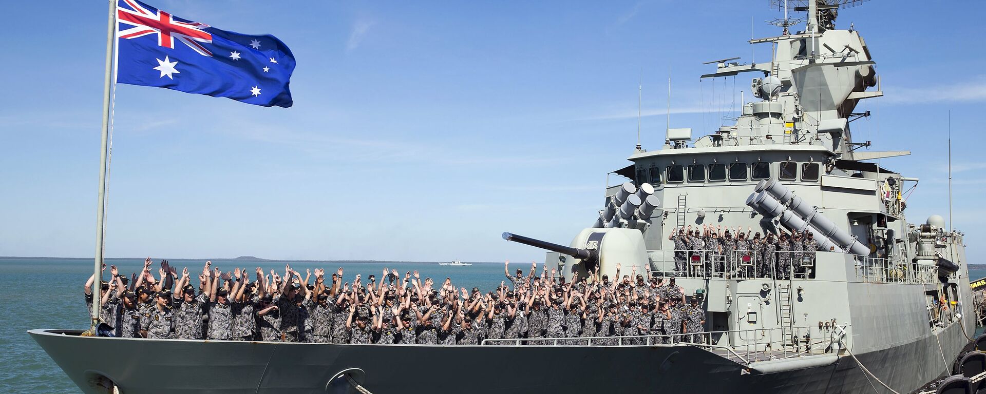 The crew of the Royal Australian Navy Anzac class frigate HMAS Perth cheer as they arrive at the Northern Australian city of Darwin in this picture taken on July 3, 2015 - Sputnik International, 1920, 14.11.2021