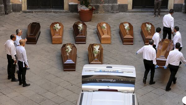 allbearers prepare the coffins of 13 unidentified migrants who died in the April 19, 2015 shipwreck, at an inter-faith funeral service in Catania, Italy July 7, 2015 - Sputnik International