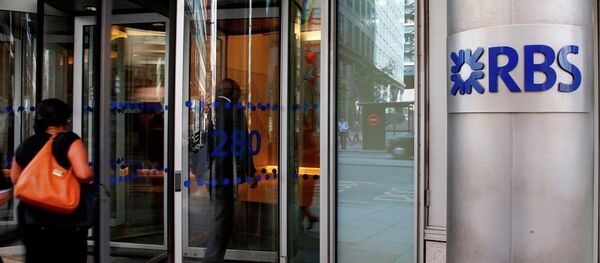 Employees walk into the Royal Bank of Scotland headquarters in the City of London, Tuesday, Aug. 4, 2015. - Sputnik International