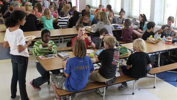 Students eat lunch at a school cafeteria. - Sputnik International
