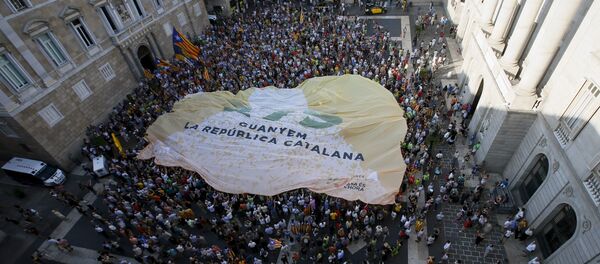 Catalan pro-independence supporters display a giant banner at Sant Jaume square in Barcelona, Spain, August 4, 2015 - Sputnik International