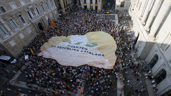 Catalan pro-independence supporters display a giant banner at Sant Jaume square in Barcelona, Spain, August 4, 2015 - Sputnik International