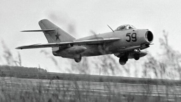 A Mikoyan-Gurevich MiG-17 Fresco fighter takes off from an airfield - Sputnik International