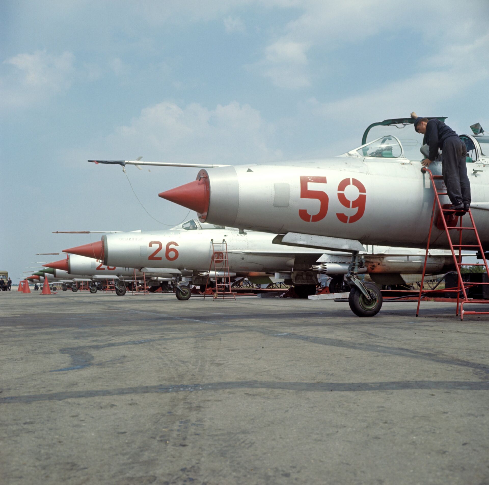 MiG-21 fighters at an airfield - Sputnik International, 1920, 20.09.2024