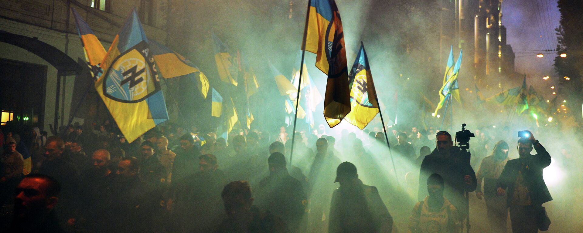 Ukrainian nationalists and servicemen of the Azov battalion demonstrate in Kiev. File photo - Sputnik International, 1920, 01.03.2022