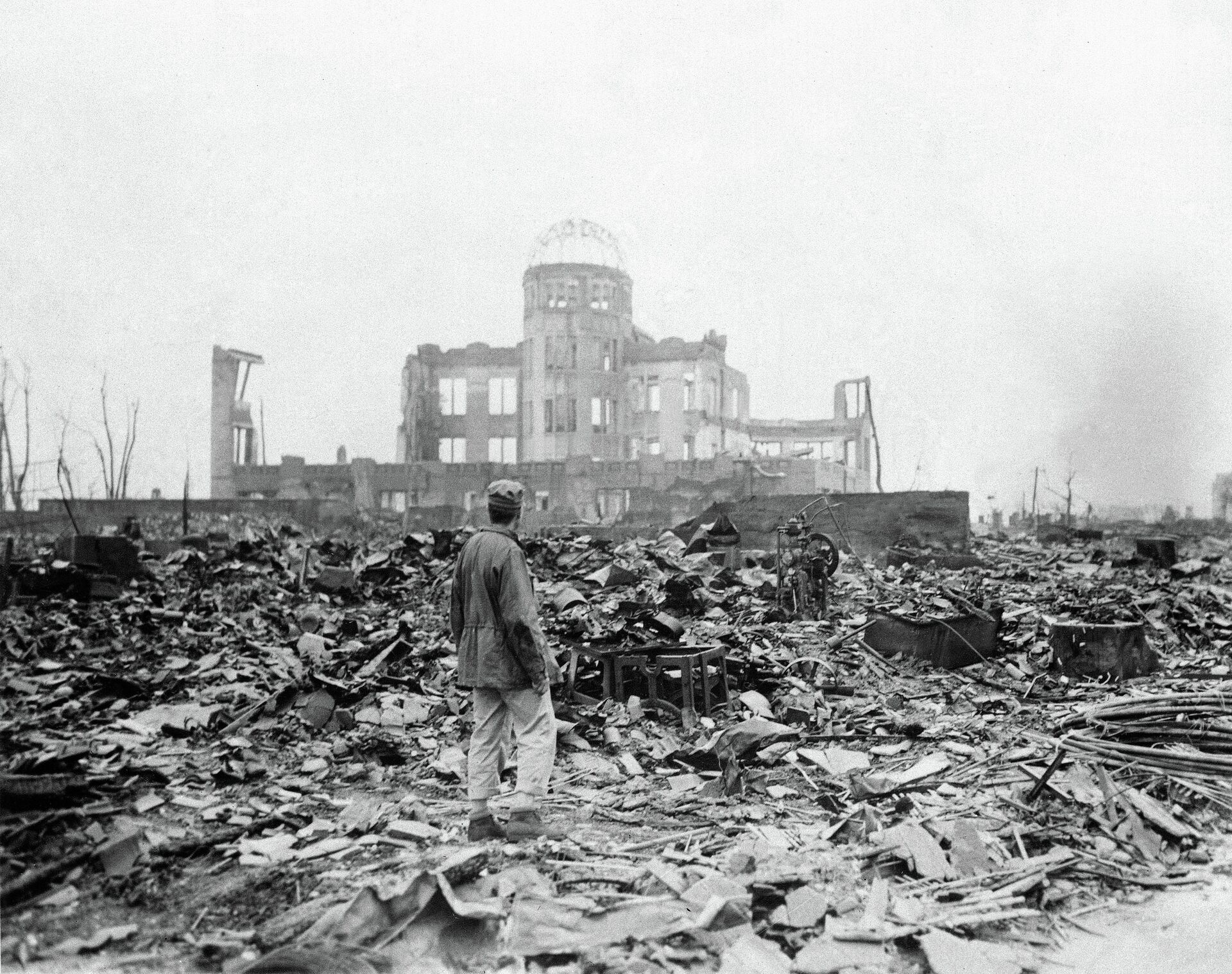 An allied correspondent stands in the rubble in front of the shell of a building that once was a movie theater in Hiroshima, Japan, a month after the first atomic bomb ever used in warfare was dropped by the U.S. on Aug. 6, 1945 - Sputnik International, 1920, 28.03.2022