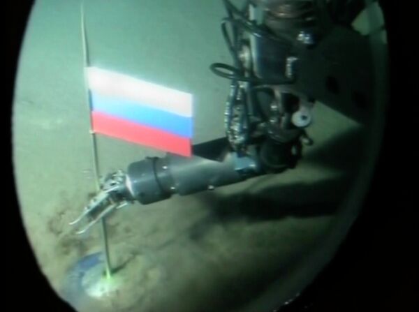 An operator of Russian mini-submarine plants a titanium capsule with the Russian flag during a record dive in the Arctic Ocean under the ice at the North Pole, in this image made from Russian television broadcast on Friday, Aug. 3, 2007 An operator of Russian mini-submarine plants a titanium capsule with the Russian flag during a record dive in the Arctic Ocean under the ice at the North Pole, in this image made from Russian television broadcast on Friday, Aug. 3, 2007 - Sputnik International