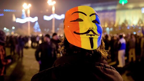 A protester wears a Guy Fawkes mask painted in Romania's flag colors. - Sputnik International