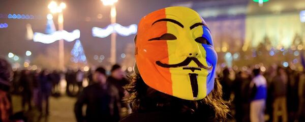 A protester wears a Guy Fawkes mask painted in Romania's flag colors. A protester wears a Guy Fawkes mask painted in Romania's flag colors. - Sputnik International