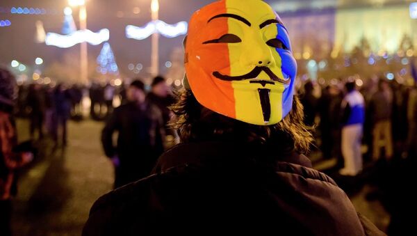 A protester wears a Guy Fawkes mask painted in Romania's flag colors. - Sputnik International