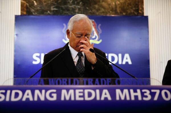 Malaysian Prime Minister Najib Razak, center, gestures before speaking at a special press conference announcing the findings for the ill fated flight MH370 in Kuala Lumpur, Malaysia, early Thursday, Aug. 6, 2015 Malaysian Prime Minister Najib Razak, center, gestures before speaking at a special press conference announcing the findings for the ill fated flight MH370 in Kuala Lumpur, Malaysia, early Thursday, Aug. 6, 2015 - Sputnik International