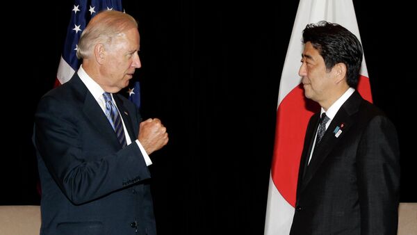 US Vice President Joe Biden, left, and Japan's Prime Minister Shinzo Abe - Sputnik International