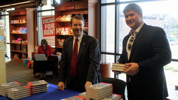 Presidential hopeful Rand Paul of Kentucky at a book signing at Iowa State University in Ames, Iowa, along with Jesse Benton. - Sputnik International