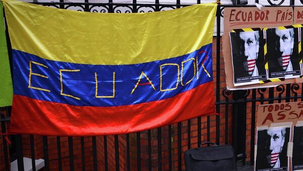 Placard with the slogan We are all Assange written in Spanish below another that reads Ecuador, country of freedom on the railings outside the Ecuadorian embassy in central London on June 21, 2012, where Assange is still holed up seeking political asylum. - Sputnik International