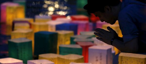 A man prays after releasing a paper lantern on the Motoyasu river facing the Atomic Bomb Dome in remembrance of atomic bomb victims on the 70th anniversary of the bombing of Hiroshima, western Japan, August 6, 2015. A man prays after releasing a paper lantern on the Motoyasu river facing the Atomic Bomb Dome in remembrance of atomic bomb victims on the 70th anniversary of the bombing of Hiroshima, western Japan, August 6, 2015. - Sputnik International