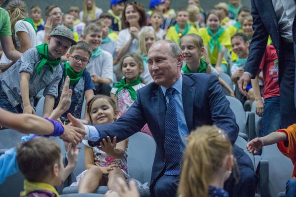 President Vladimir Putin talks to children during his visit to the Mosquarium Center of Oceanography and Marine Biology at VDNKh - Sputnik International