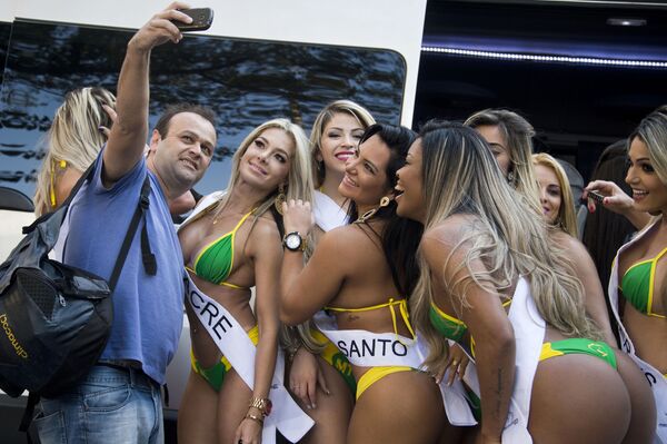 A man takes a selfie with candidates to the Miss Bumbum Brazil 2015 pageant at Paulista Avenue in Sao Paulo, Brazil during an event to promote the contest - Sputnik International