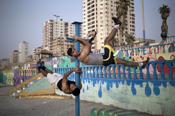 Палестинцы выполняют физические упражнения на набережной в городе Газа - Sputnik International