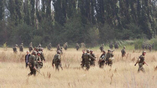 Georgian soldiers walk in the outskirts of the northern Georgian town of Gori, on Saturday, Aug. 9, 2008 - Sputnik International