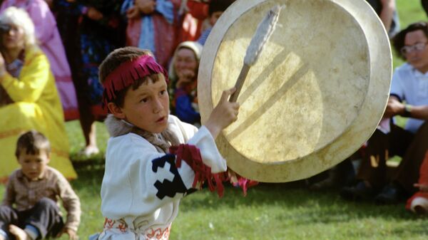 A boy performing a shaman dance - Sputnik International