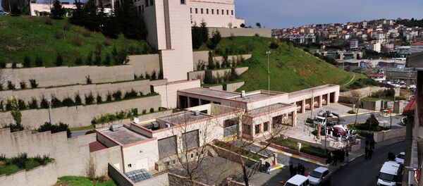 Turkish forensic officers prepare to remove a vehicle front of the US consulate in Istanbul on February 27, 2015. File photo - Sputnik International