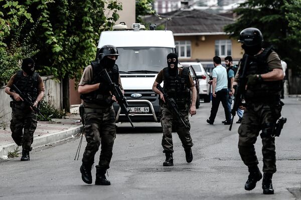 Turkish special police officers patrol in the street after clashes with attackers on August 10, 2015 at the Sultanbeyli district in Istanbul. Turkish special police officers patrol in the street after clashes with attackers on August 10, 2015 at the Sultanbeyli district in Istanbul. - Sputnik International