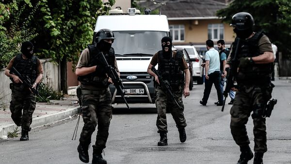 Turkish special police officers patrol in the street after clashes with attackers on August 10, 2015 at the Sultanbeyli district in Istanbul - Sputnik International