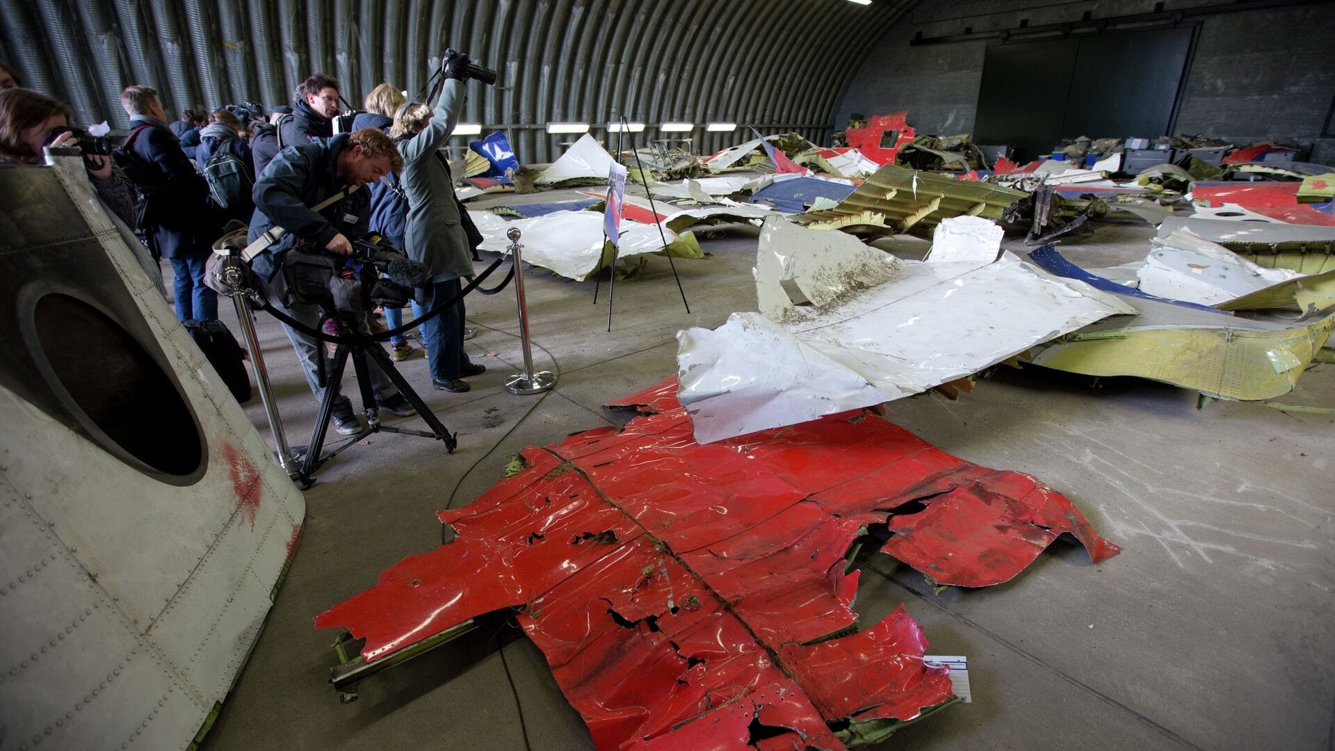 Journalists take images of parts of the wreckage of the Malaysia Airlines Flight 17 displayed in a hangar at Gilze Rijen airbase, Netherlands, Tuesday, March 3, 2015 - Sputnik International, 1920, 17.11.2022