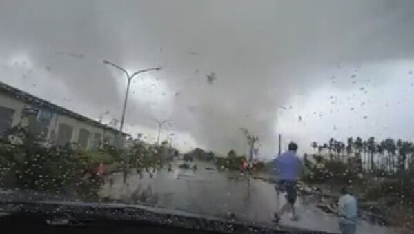 Car Blown Away by Mini Tornado in Taiwan - Sputnik International