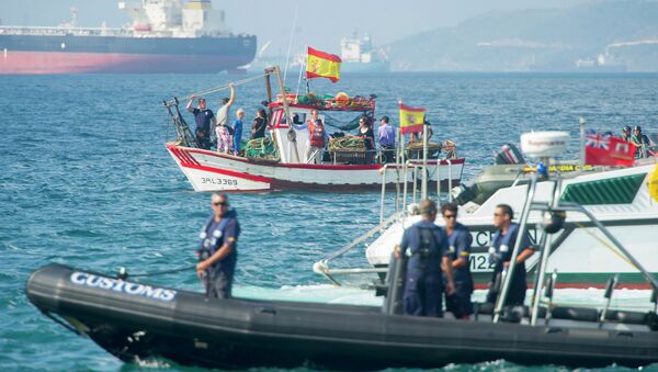 Vessels of the Guardia Civil and Gibraltar police prevent Spanish fishermen from entering waters around the Rock of Gibraltar during protest in the bay of Algeciras on August 18, 2013 - Sputnik International