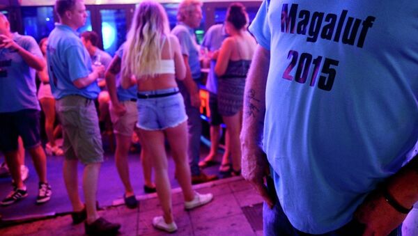 Tourists stand on the street at the resort of Magaluf, in Calvia town, on the Spanish Balearic island of Mallorca, Wednesday, June 10, 2015. - Sputnik International
