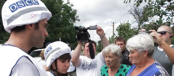 OSCE monitors survey residents of Sakhanka, Donetsk Region, which was shelled by Ukrainian army OSCE monitors survey residents of Sakhanka, Donetsk Region, which was shelled by Ukrainian army - Sputnik International