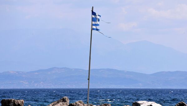 A torn Greek flag flutters at a coast near Antirio, southwest of Athens on August 9, 2015 - Sputnik International