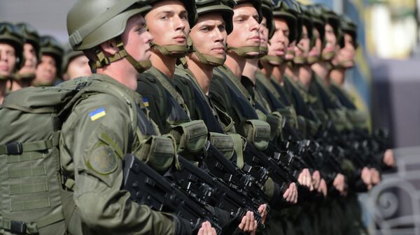 Ukrainian soldiers parade in Kiev during Ukrainian Independence Day celebrations. - Sputnik International