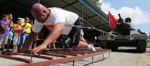 Muscleman Ivan Savkin pulls T-34 tank - Sputnik International
