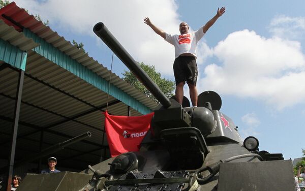 Muscleman Ivan Savkin pulls T-34 tank - Sputnik International
