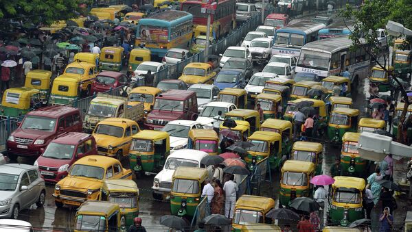 Indian commuters cross the road amid heavy rush hour traffic in Kolkata on July 31, 2015 - Sputnik International