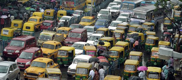 Indian commuters cross the road amid heavy rush hour traffic in Kolkata on July 31, 2015 - Sputnik International