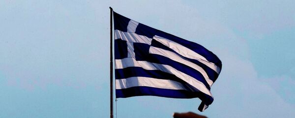 A hand of a statue is seen as the Greek flag waves in Athens, Sunday, June 28, 2015. - Sputnik International
