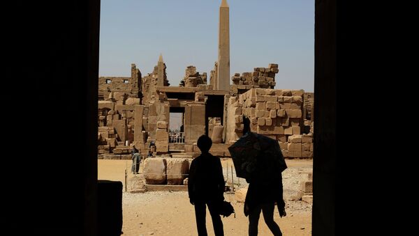 Tourists look out at the ruins of the Karnak Temple in Luxor - Sputnik International