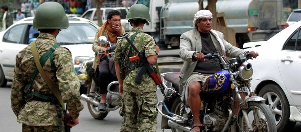 Yemeni soldiers, loyal to the Huthi Shiite militia, patrol vehicles in a street in the capital Sanaa, on May 25, 2015 - Sputnik International