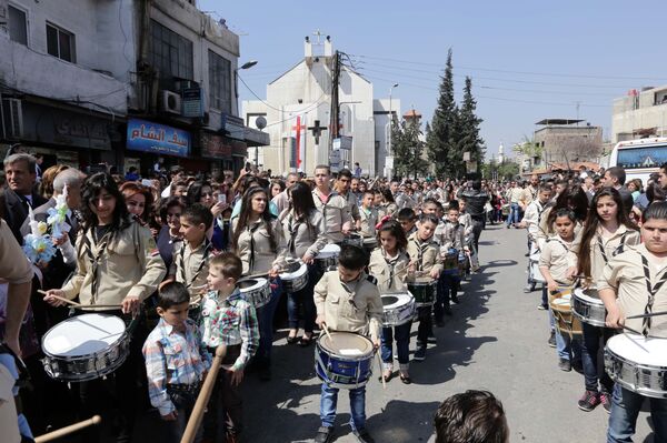 Young Syrian Orthodox Christians play music during the Palm Sunday procession on April 5, 2015 in the Syrian capital in Damascus - Sputnik International