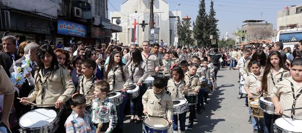 Young Syrian Orthodox Christians play music during the Palm Sunday procession on April 5, 2015 in the Syrian capital in Damascus - Sputnik International