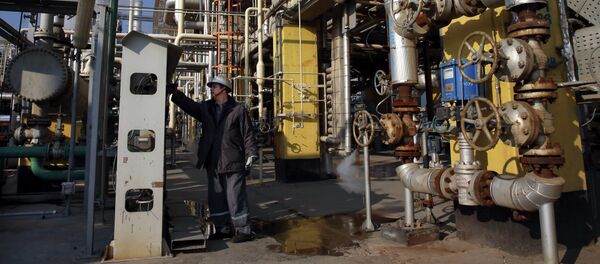 Tehran's oil refinery supervisor Jafar Jaleh Rafati, works at a unit of the refinery, south of the capital Tehran, Iran, Monday, Dec. 22, 2014 Tehran's oil refinery supervisor Jafar Jaleh Rafati, works at a unit of the refinery, south of the capital Tehran, Iran, Monday, Dec. 22, 2014 - Sputnik International